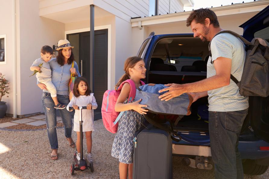 Familj packar för bilsemester.